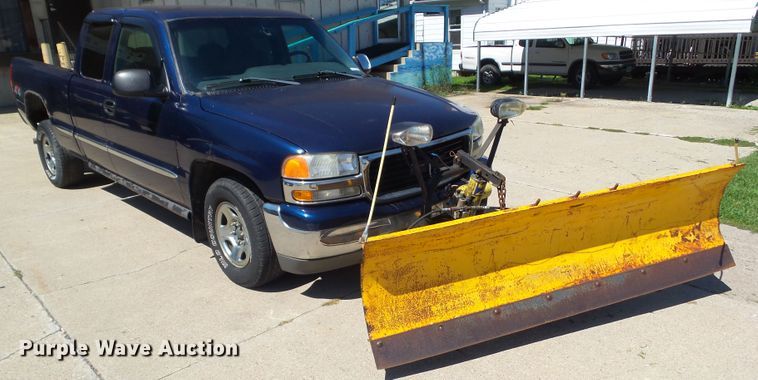 image for item EM9816 2001 GMC Sierra 1500 Ext. Cab pickup truck