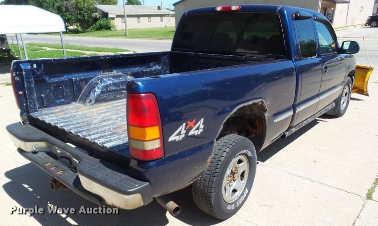 image for item EM9816 2001 GMC Sierra 1500 Ext. Cab pickup truck