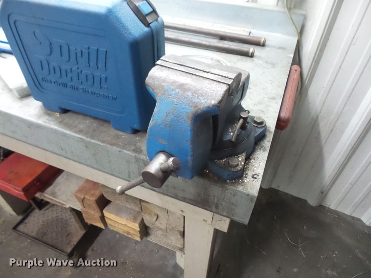 image for item FB9267 Work bench with tools