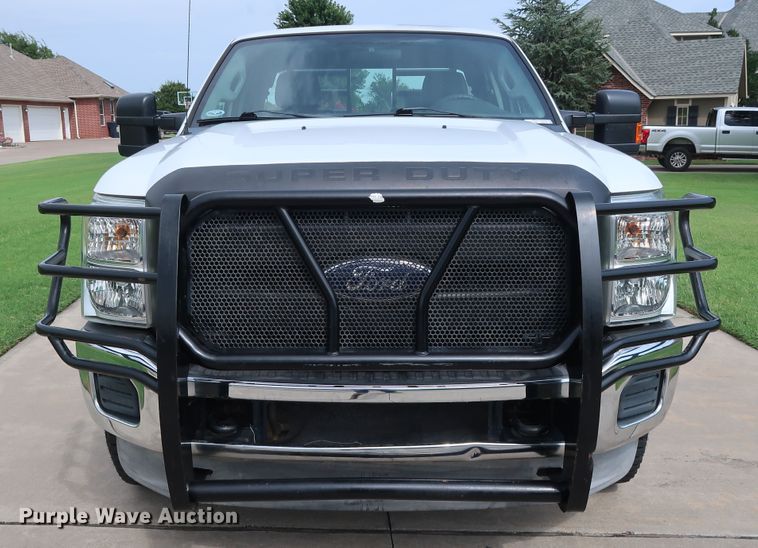 image for item FE9748 2011 Ford F250 Super Duty XL SuperCab flatbed pickup truck