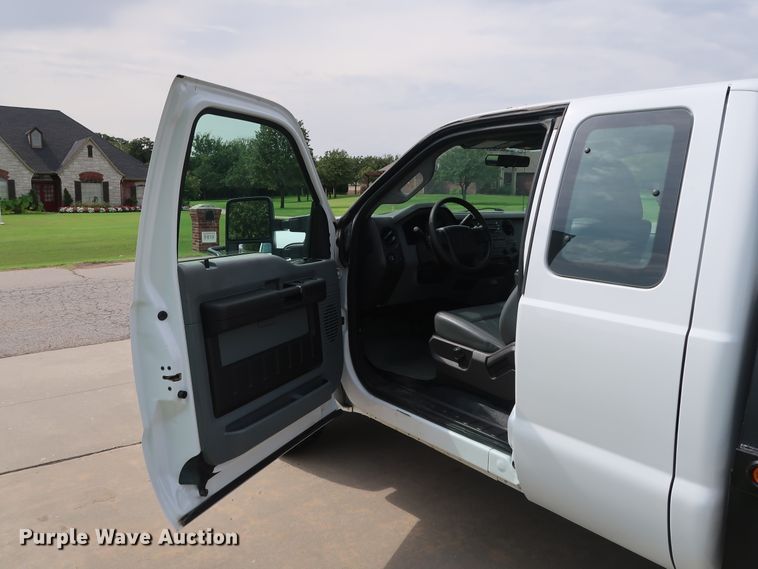 image for item FE9748 2011 Ford F250 Super Duty XL SuperCab flatbed pickup truck