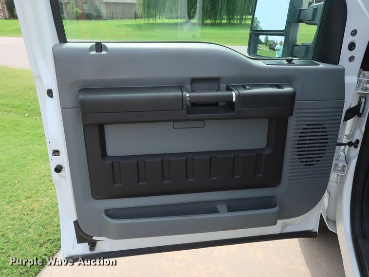 image for item FE9748 2011 Ford F250 Super Duty XL SuperCab flatbed pickup truck