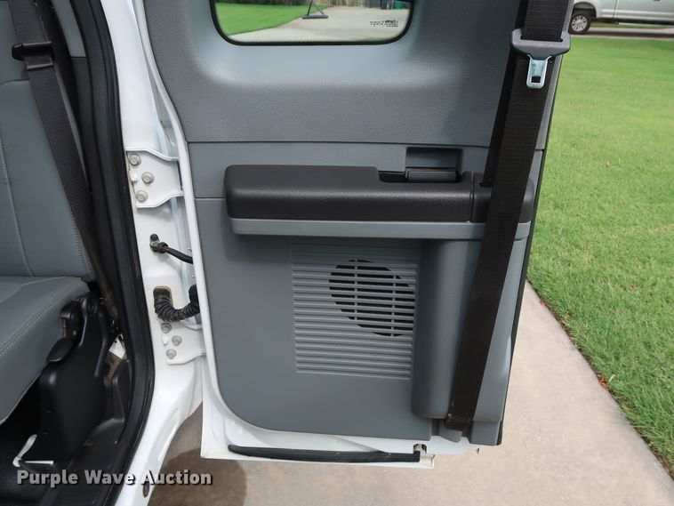 image for item FE9748 2011 Ford F250 Super Duty XL SuperCab flatbed pickup truck