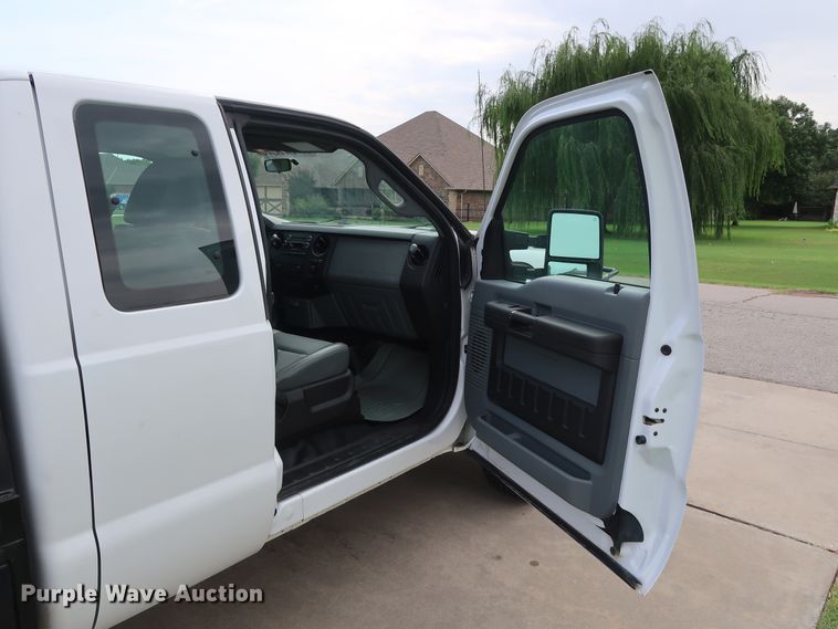 image for item FE9748 2011 Ford F250 Super Duty XL SuperCab flatbed pickup truck