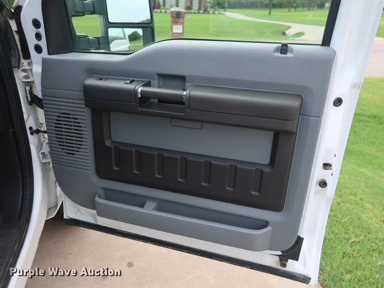 image for item FE9748 2011 Ford F250 Super Duty XL SuperCab flatbed pickup truck