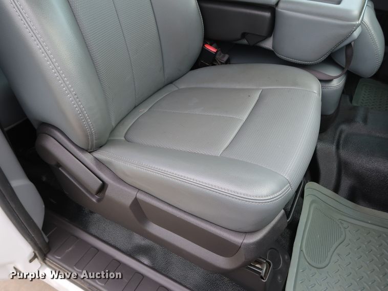 image for item FE9748 2011 Ford F250 Super Duty XL SuperCab flatbed pickup truck