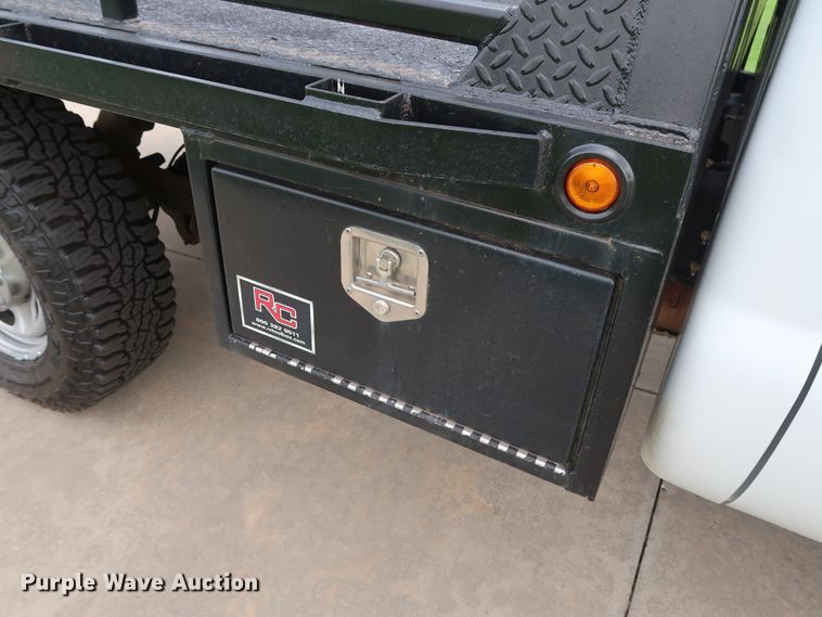 image for item FE9748 2011 Ford F250 Super Duty XL SuperCab flatbed pickup truck