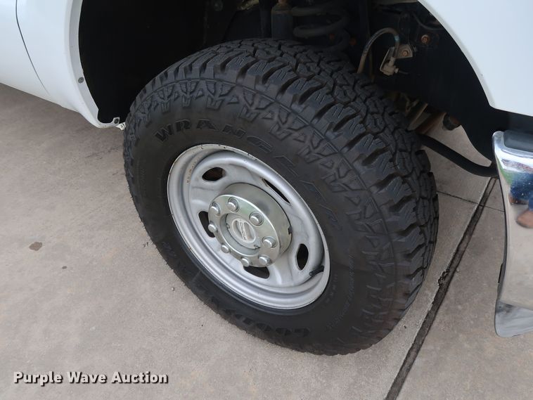 image for item FE9748 2011 Ford F250 Super Duty XL SuperCab flatbed pickup truck