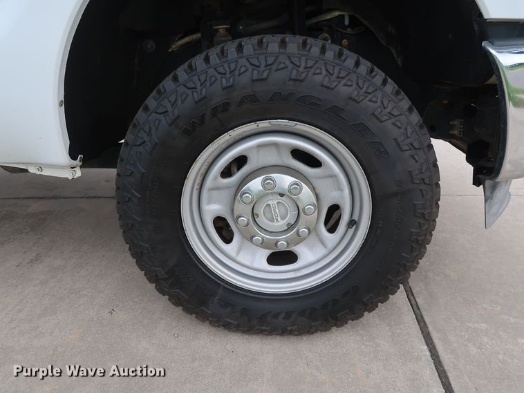 image for item FE9748 2011 Ford F250 Super Duty XL SuperCab flatbed pickup truck