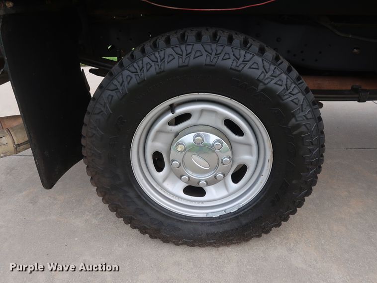 image for item FE9748 2011 Ford F250 Super Duty XL SuperCab flatbed pickup truck