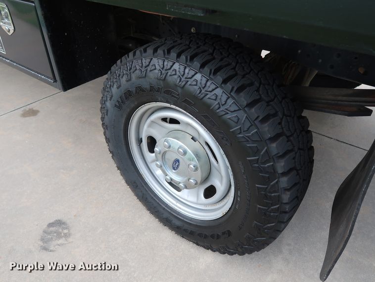 image for item FE9748 2011 Ford F250 Super Duty XL SuperCab flatbed pickup truck