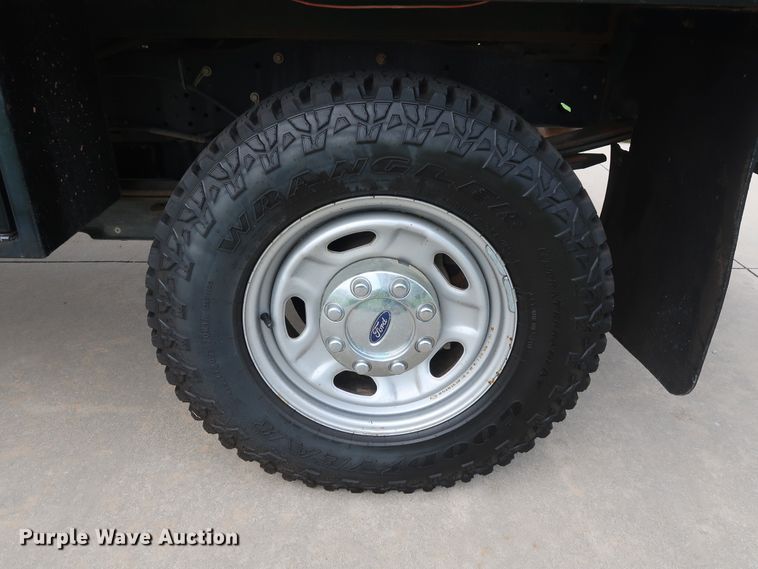 image for item FE9748 2011 Ford F250 Super Duty XL SuperCab flatbed pickup truck