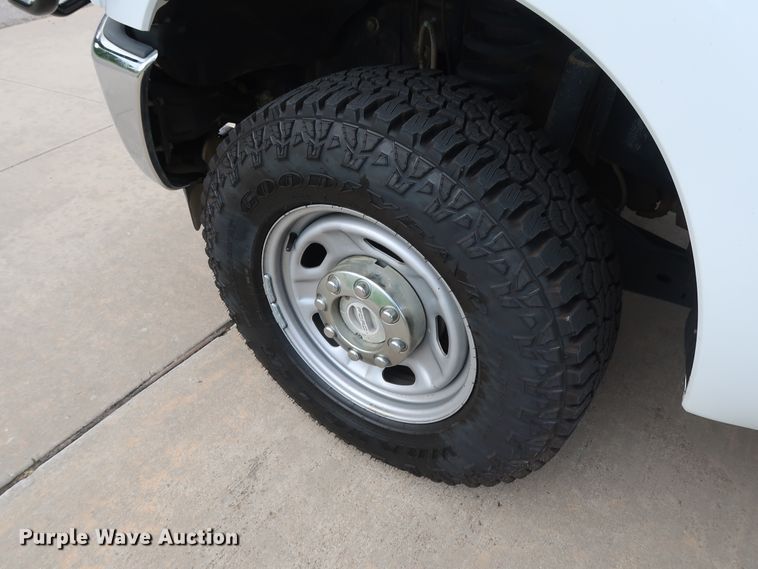 image for item FE9748 2011 Ford F250 Super Duty XL SuperCab flatbed pickup truck