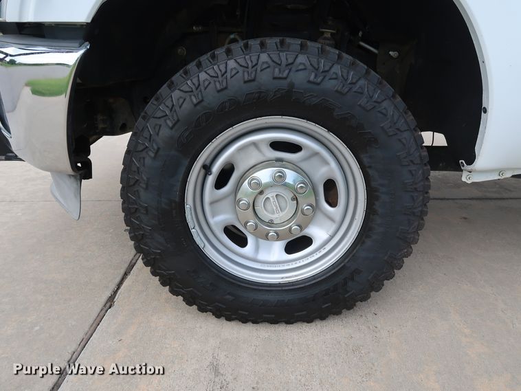 image for item FE9748 2011 Ford F250 Super Duty XL SuperCab flatbed pickup truck