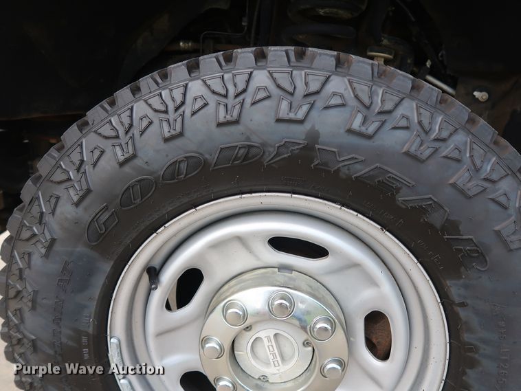 image for item FE9748 2011 Ford F250 Super Duty XL SuperCab flatbed pickup truck