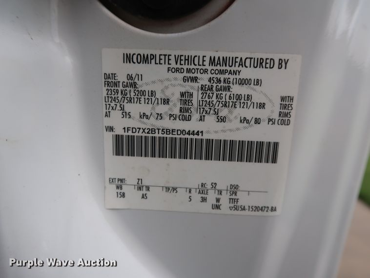 image for item FE9748 2011 Ford F250 Super Duty XL SuperCab flatbed pickup truck