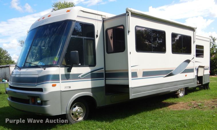 image for item FI9998 1996 Chevrolet P30 Winnebago RV