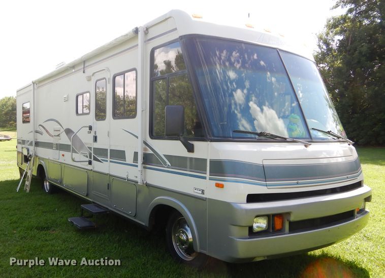 image for item FI9998 1996 Chevrolet P30 Winnebago RV