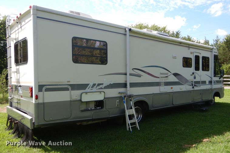 image for item FI9998 1996 Chevrolet P30 Winnebago RV