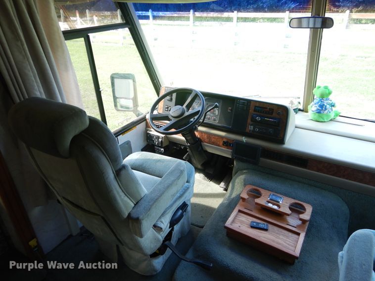 image for item FI9998 1996 Chevrolet P30 Winnebago RV