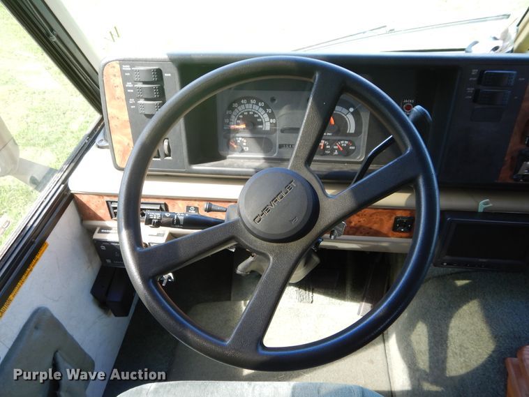 image for item FI9998 1996 Chevrolet P30 Winnebago RV