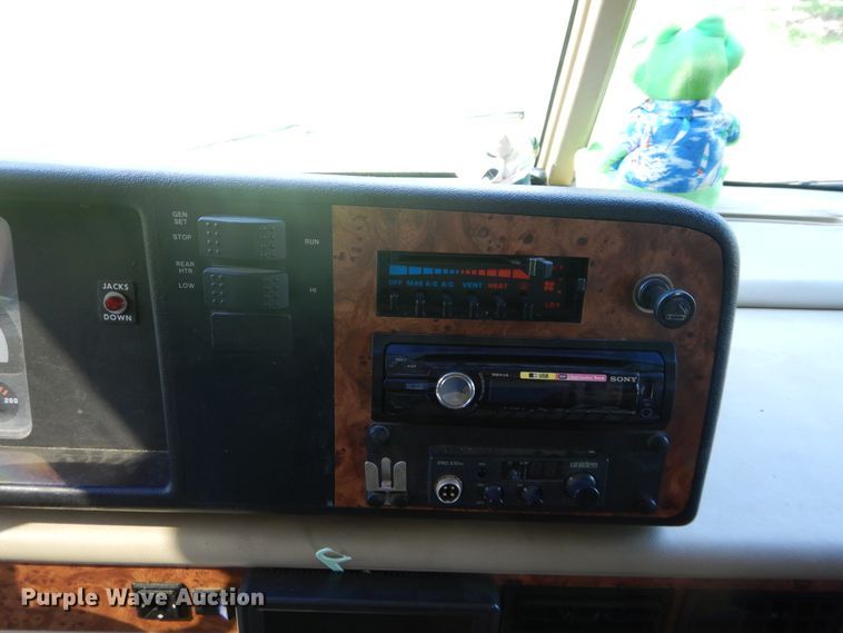 image for item FI9998 1996 Chevrolet P30 Winnebago RV