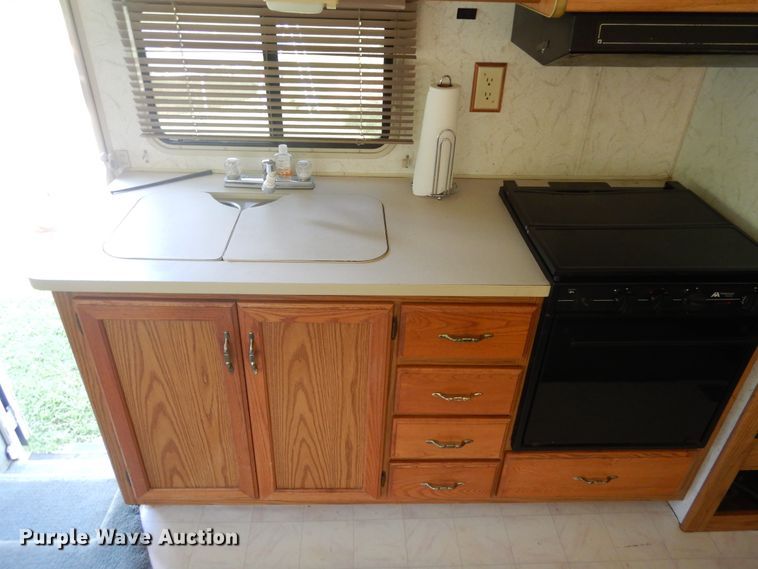 image for item FI9998 1996 Chevrolet P30 Winnebago RV