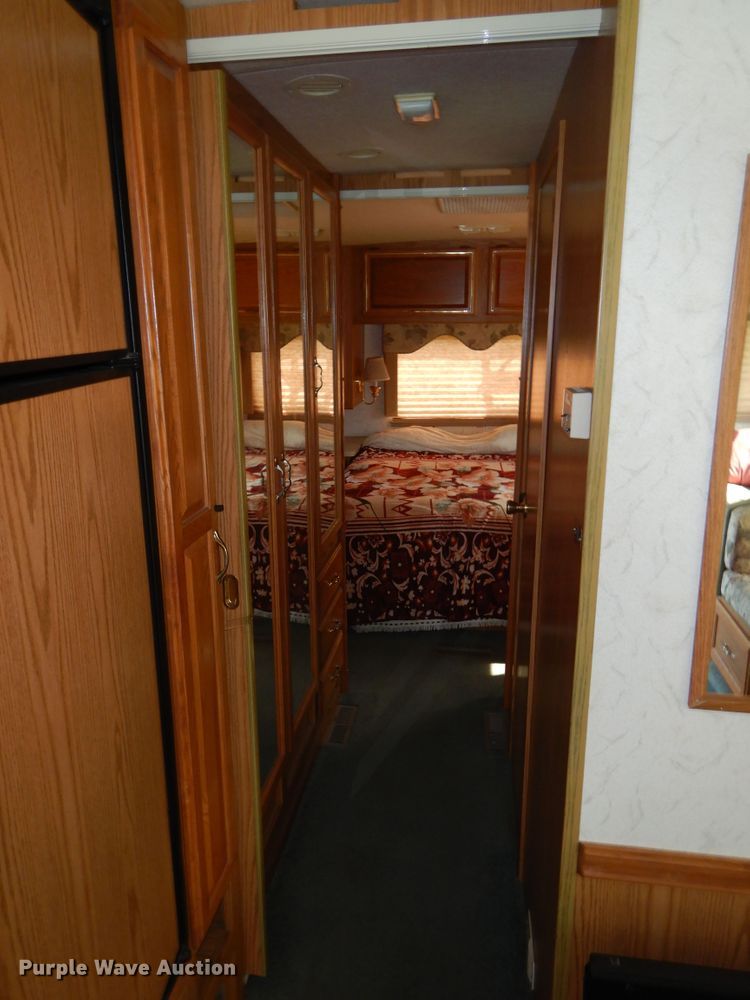 image for item FI9998 1996 Chevrolet P30 Winnebago RV