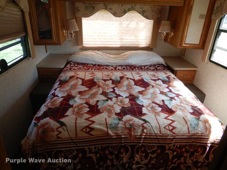 image for item FI9998 1996 Chevrolet P30 Winnebago RV