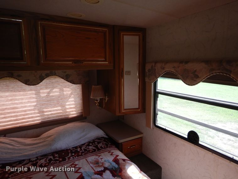 image for item FI9998 1996 Chevrolet P30 Winnebago RV