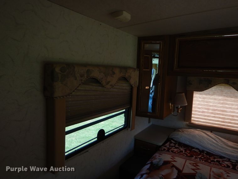 image for item FI9998 1996 Chevrolet P30 Winnebago RV