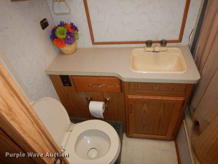 image for item FI9998 1996 Chevrolet P30 Winnebago RV