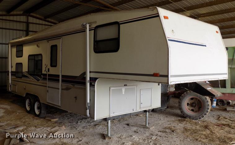 image for item FJ9295 1997 Fleetwood camper