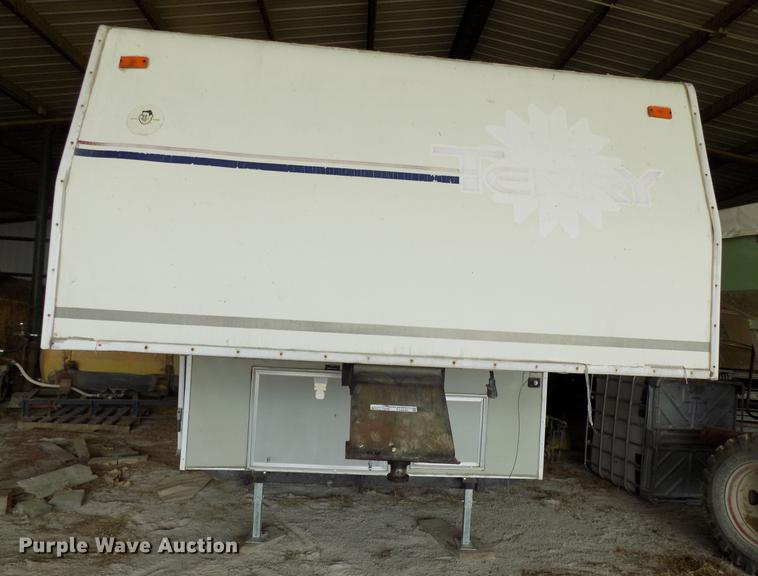 image for item FJ9295 1997 Fleetwood camper