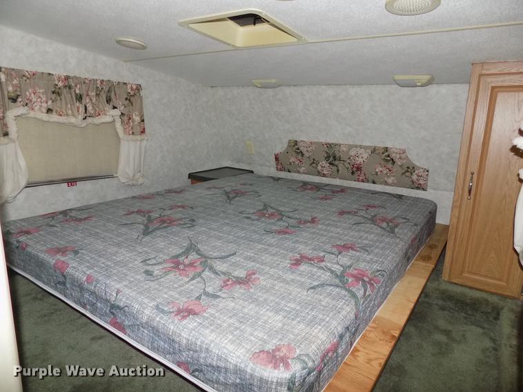 image for item FJ9295 1997 Fleetwood camper