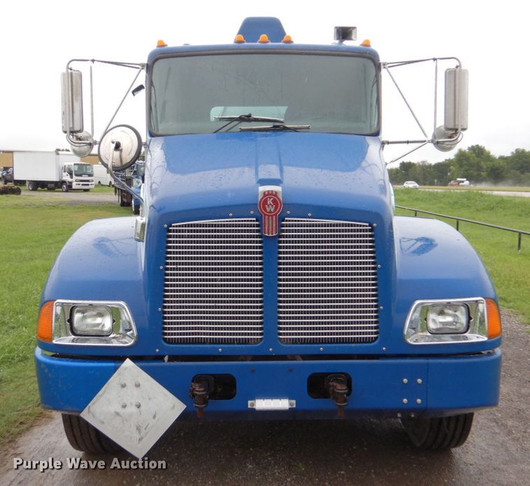 image for item FT9442 2005 Kenworth T300 propane delivery truck