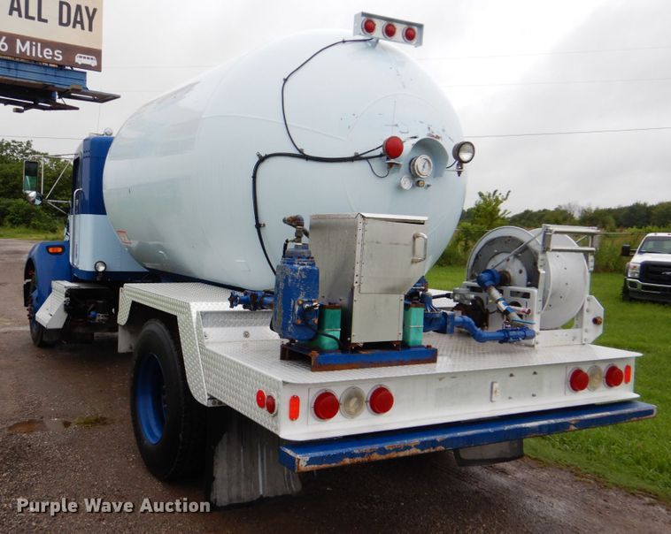 image for item FT9442 2005 Kenworth T300 propane delivery truck