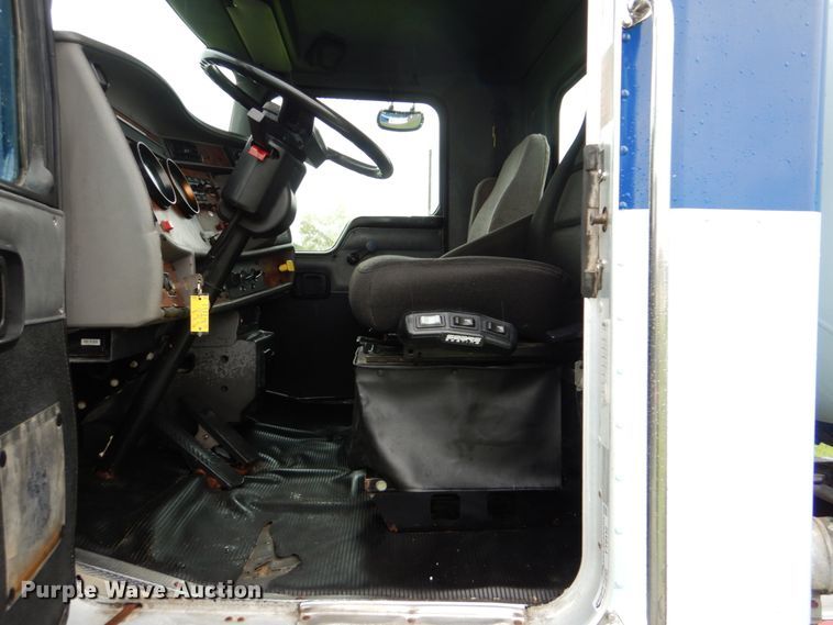 image for item FT9442 2005 Kenworth T300 propane delivery truck