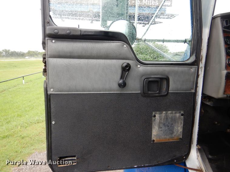 image for item FT9442 2005 Kenworth T300 propane delivery truck