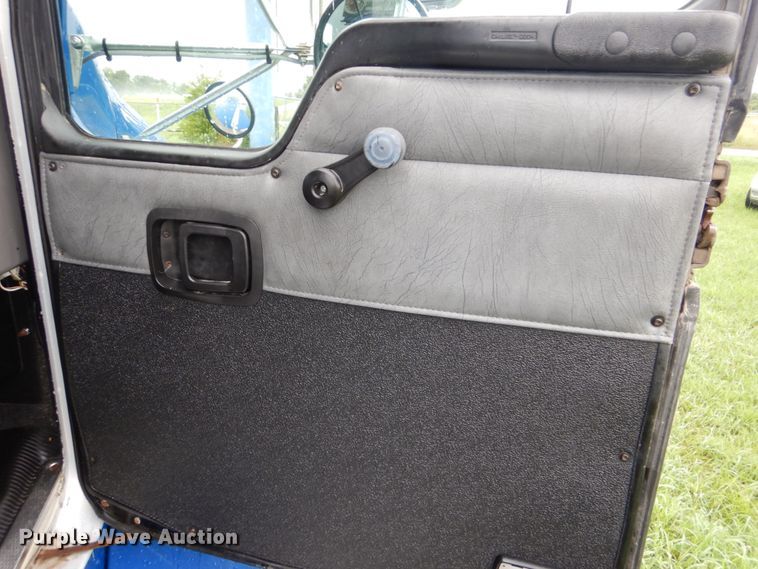 image for item FT9442 2005 Kenworth T300 propane delivery truck