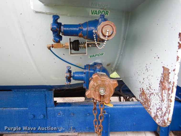 image for item FT9442 2005 Kenworth T300 propane delivery truck