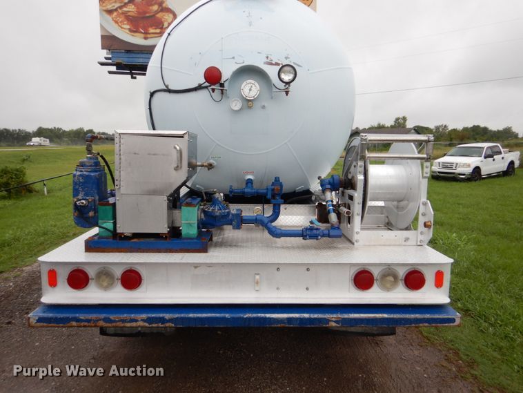 image for item FT9442 2005 Kenworth T300 propane delivery truck