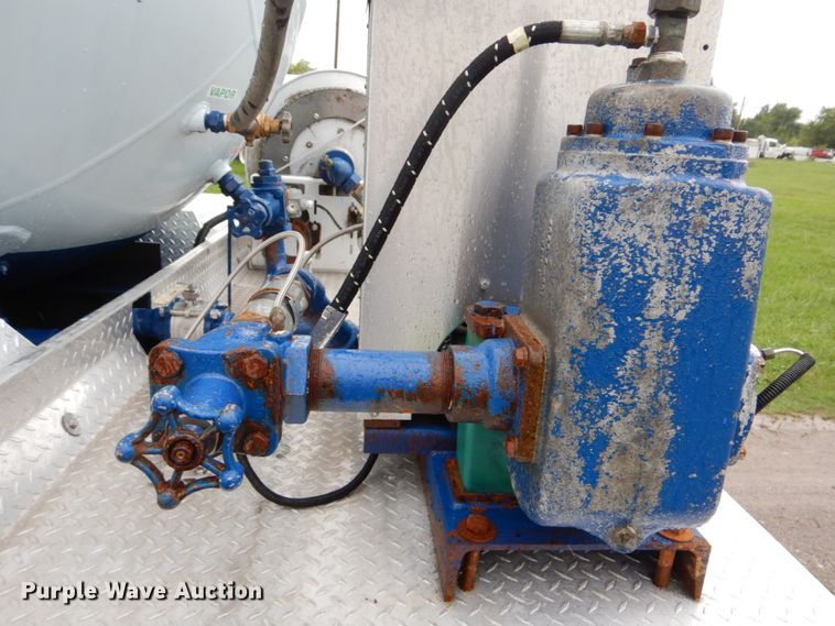 image for item FT9442 2005 Kenworth T300 propane delivery truck