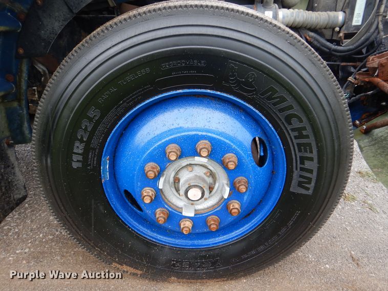 image for item FT9442 2005 Kenworth T300 propane delivery truck