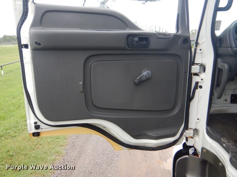 image for item FT9443 2004 Isuzu T6F box truck