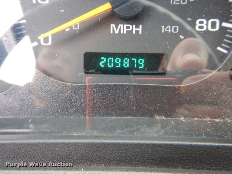 image for item FT9443 2004 Isuzu T6F box truck