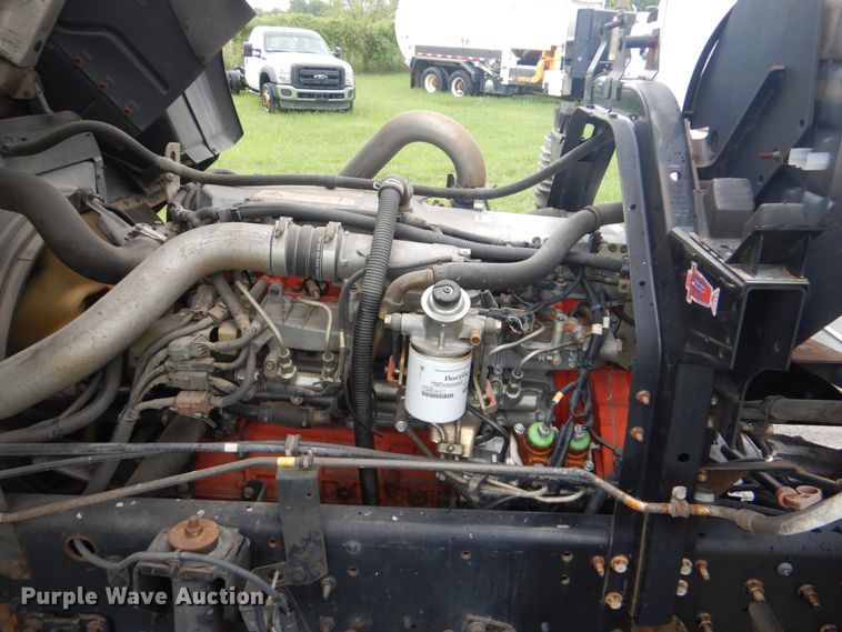 image for item FT9443 2004 Isuzu T6F box truck