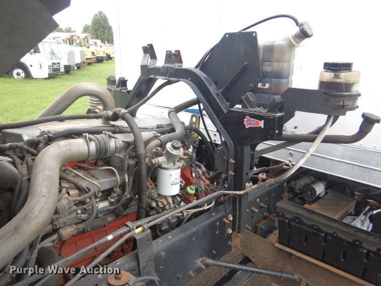 image for item FT9443 2004 Isuzu T6F box truck