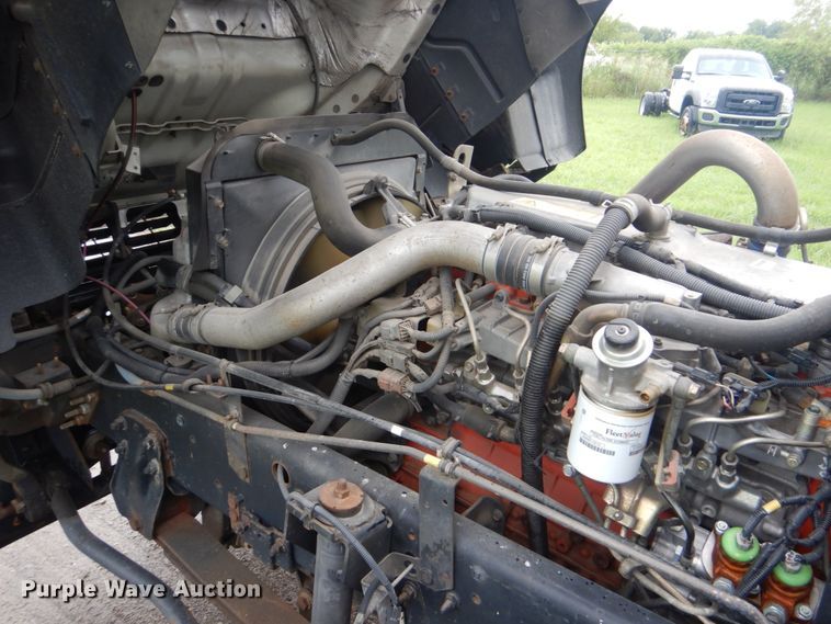 image for item FT9443 2004 Isuzu T6F box truck