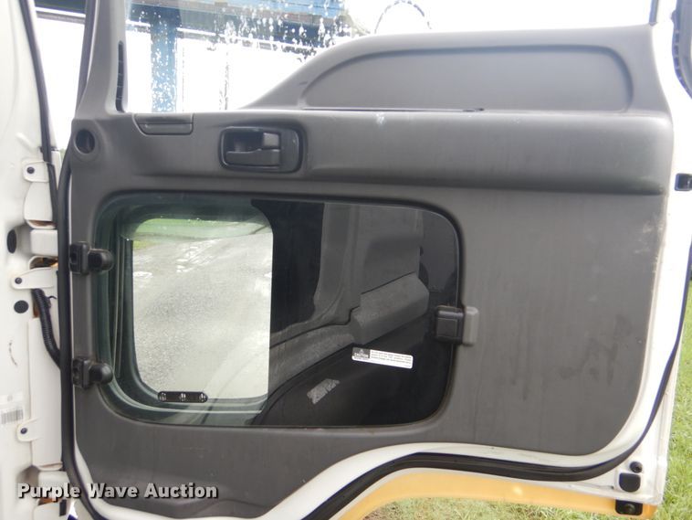 image for item FT9443 2004 Isuzu T6F box truck